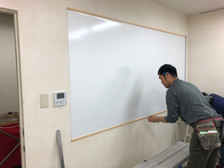 プロジェクター投影用ホワイトボードシート張替工事の依頼を頂きました。